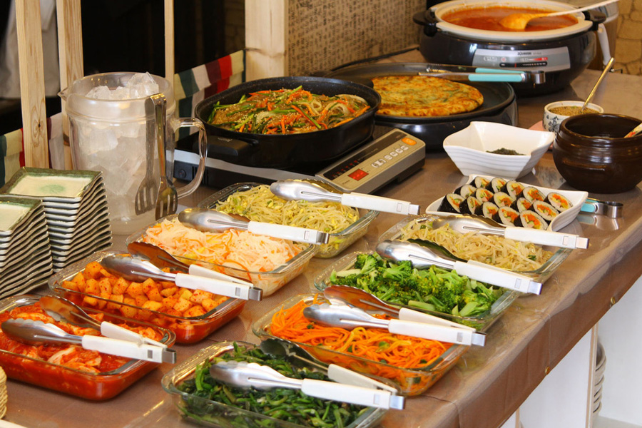 ランチは韓国の手作りおかず満載の惣菜バイキングが付いてお得！
