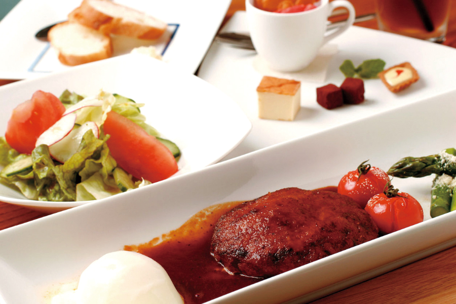 「ハンバーグランチ」は、デミソース・和風おろし・トマトソースの3種類から好きなソースを選べる