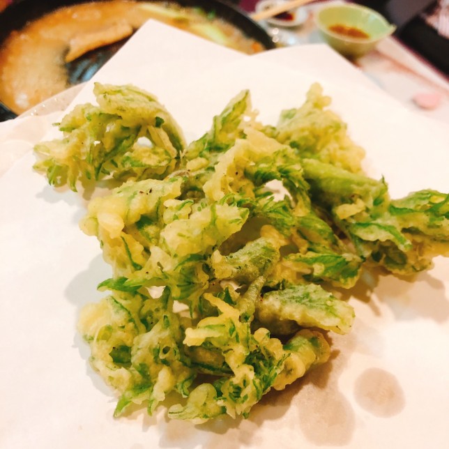 山菜の天ぷらは、抹茶塩で