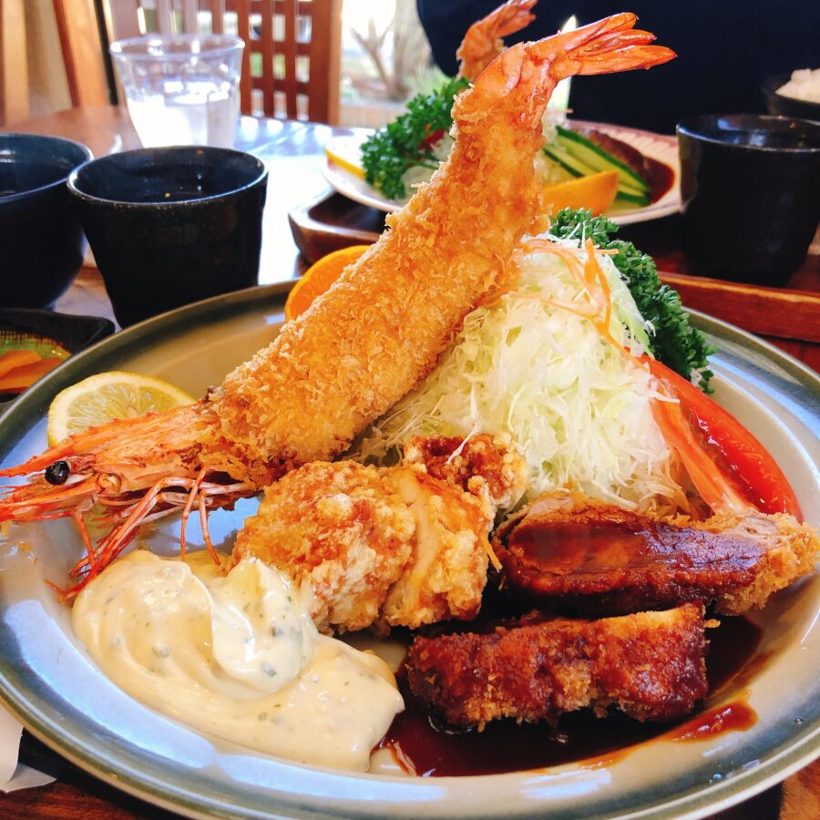 よくばり定食（有頭エビフライ、唐揚げ、ヒレカツのセット）