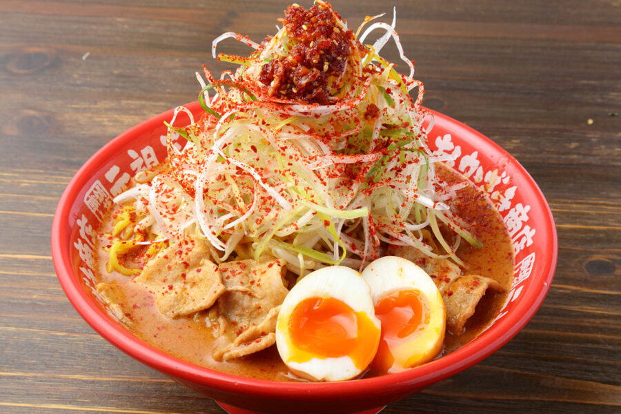 火山ネギ味噌ラーメン（旨辛）1,200円。辛党さんには「激辛」1,200円、「鬼辛」1,270円も！