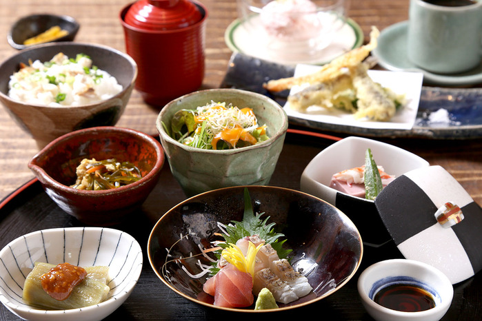 月替わりで旬が味わえる「昼の膳」