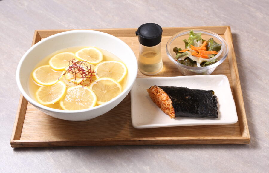 レモン冷麺 単品880円/ランチ1,080円 ※写真はランチです