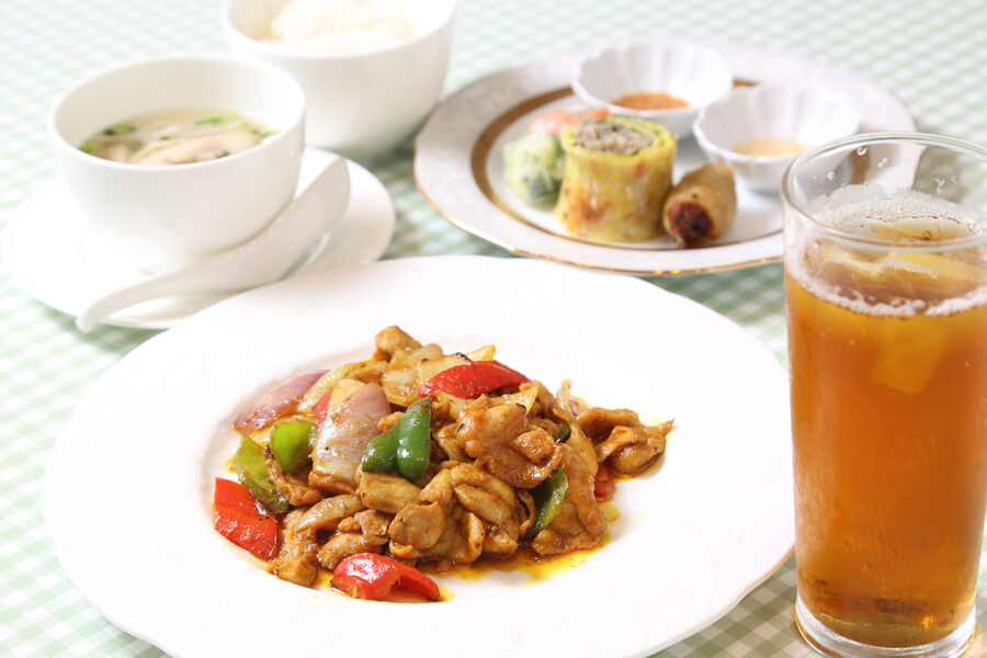 鶏肉のレモングラス炒め 単品800円/ランチセット1,380円 ※写真はランチセットです