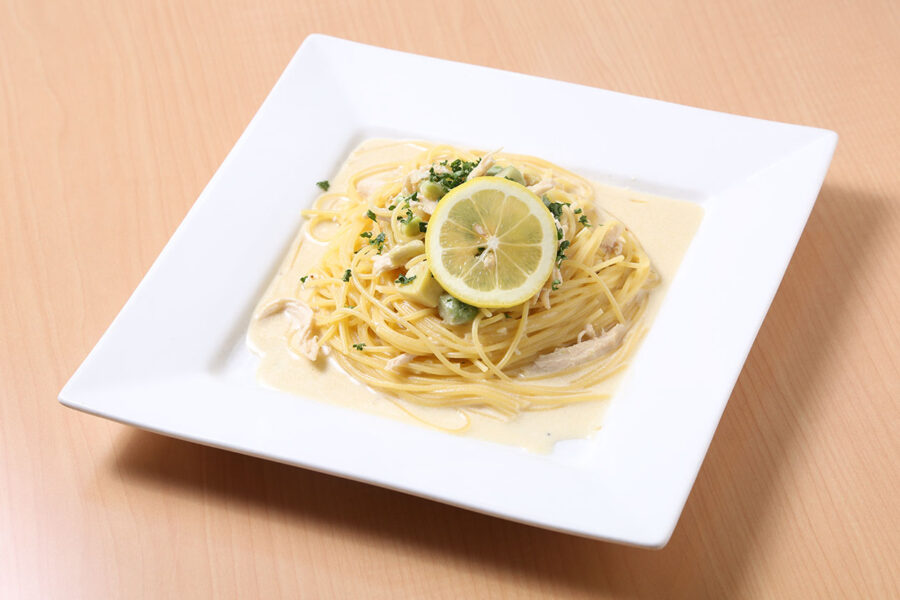 蒸し鶏とアボカドのレモンクリームソース 単品1,050円/セット1,300円 ※8月までの期間限定