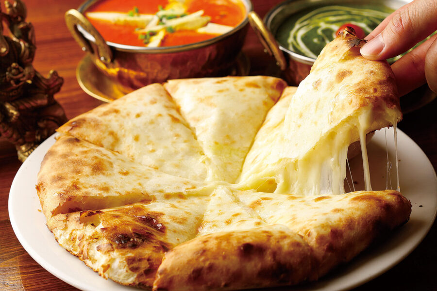 元祖チーズナン 食べきりサイズ 690円、レギュラーサイズ 970円