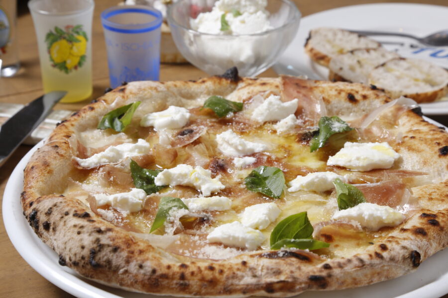 ピッツァ　ルスティカ　1,900円 　奥）自家製リコッタチーズ　700円