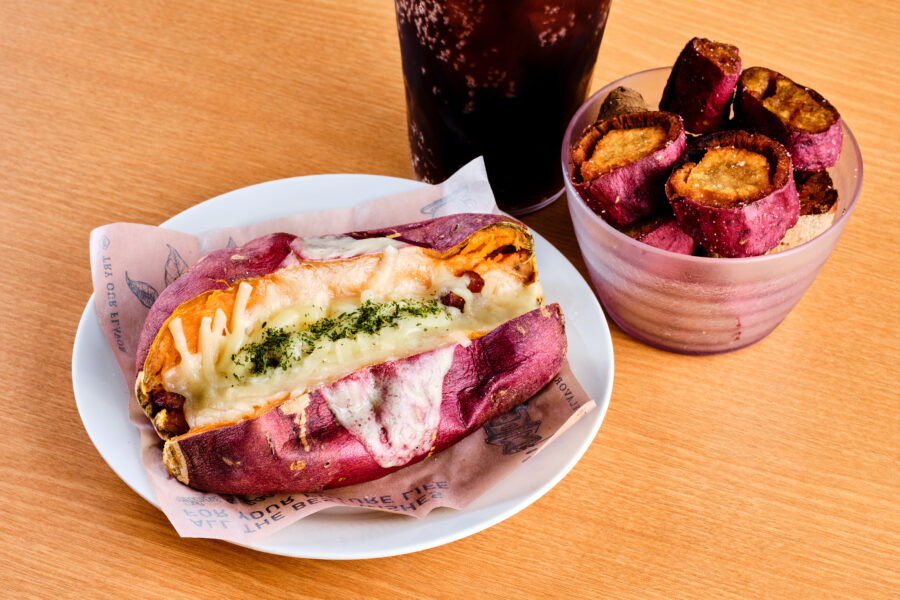 焼き芋チーズセット　985円　※ドリンクはコーラ or オレンジ or リンゴ