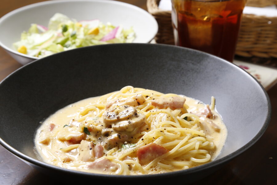 カルボナーラ(生クリーム・ベーコン・玉子和え) 1,580円 ※ランチAセット(サラダとドリンク)+380円