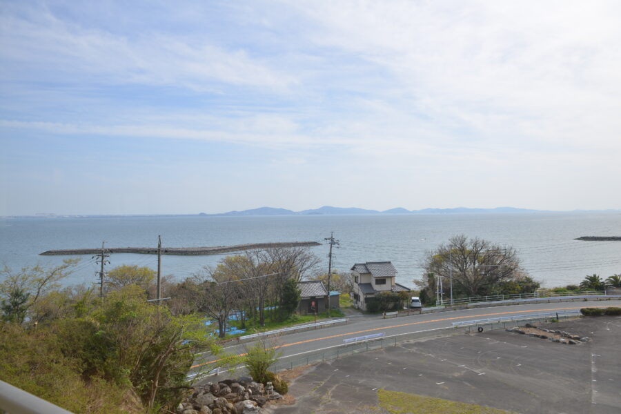高台にあり海を一望