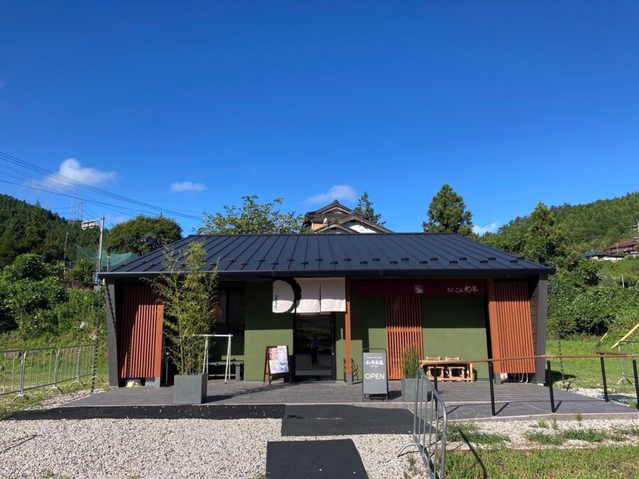 新緑に囲まれた外観