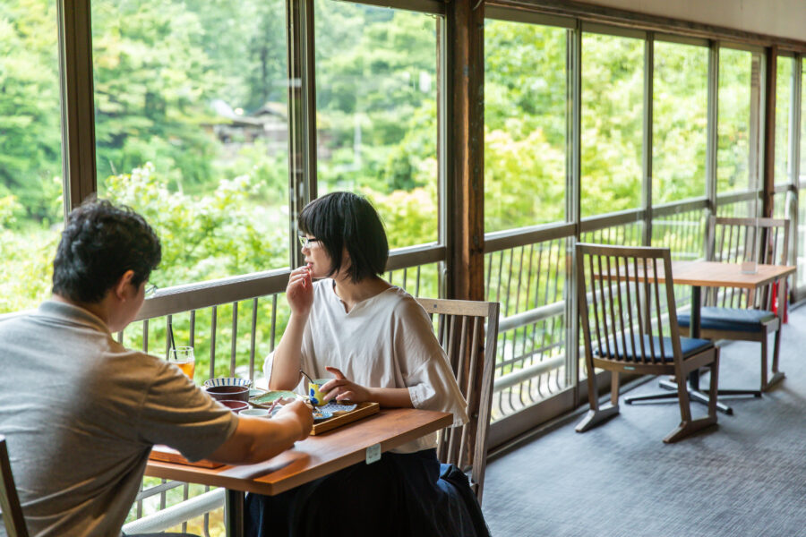 大きな窓からは、四季折々の景色