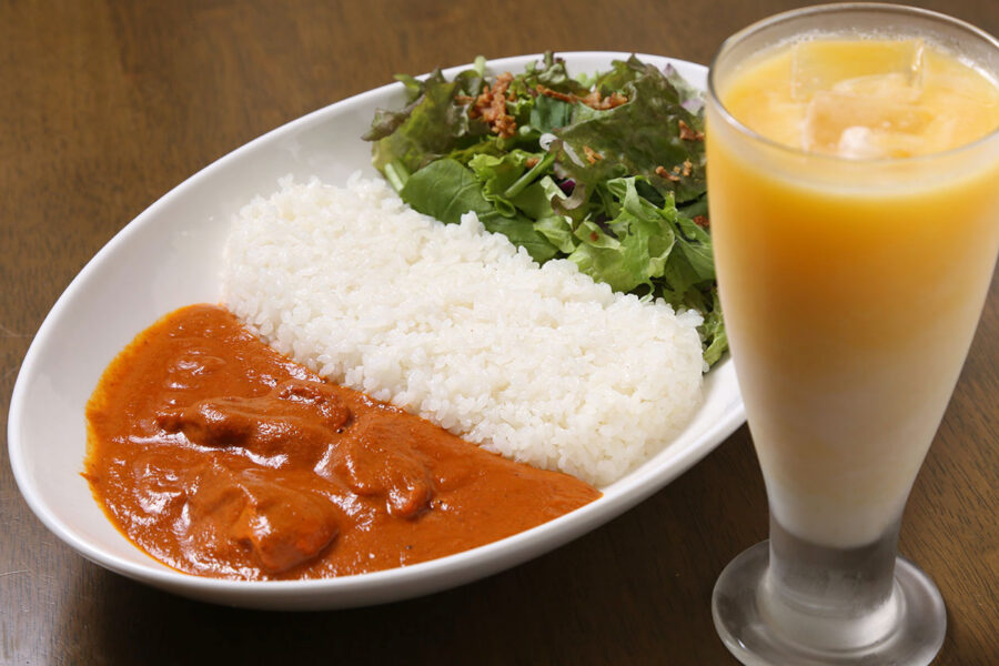 「バターチキンカレーライスランチ」　1,155円 ※好きなソフトドリンク1杯付き