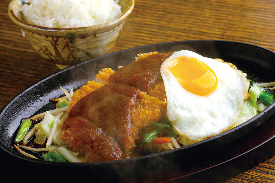 鉄板とんかつ　980円 ※ご飯付き（おかわりご飯+200円）、豚汁+200円