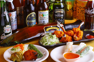 「ネパールのラム」をはじめ、ベトナムビールやインドビールなど世界のお酒も幅広く品揃え★もちろんアサヒスーパードライや焼酎、カクテル等もあるよ。 