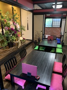 店内から日本庭園が眺めるお席もご用意出来ます。
