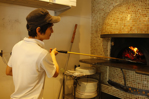 イタリアから直輸入した本場の薪窯で焼いたピッツァはもちもち食感！店内どこからでも薪窯が見えます。