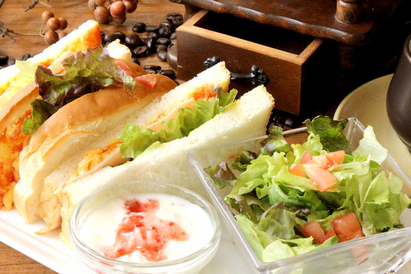 ・ サンドイッチモーニング(ハム&卵サンド、サラダ、プチデザート)