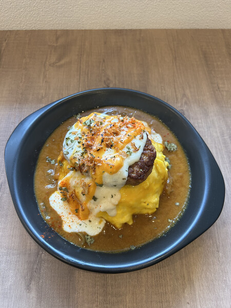 もうひとつの限定メニュー【チーズハンバーグオムカレー】も人気です