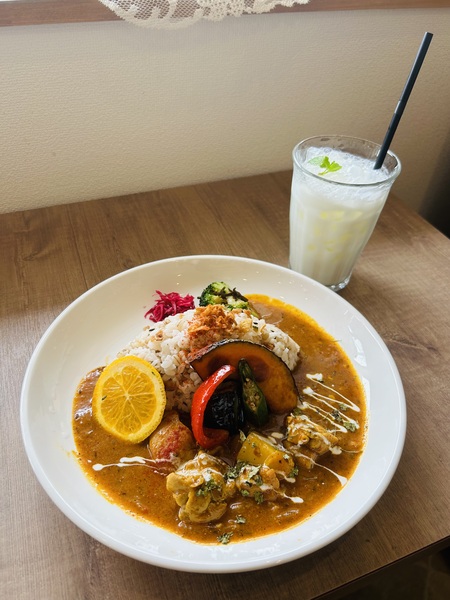 【スパイスの女王カルダモンのオレンジチキンカレー】堂々の登場〜！