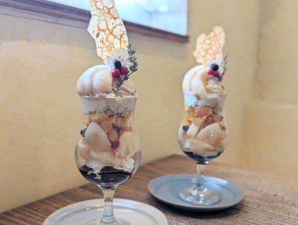 当店人気メニューの桃パフェ始まりました☆
「桃と紅茶のパフェ」
フレッシュな...