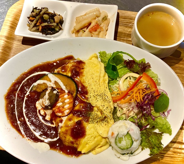 7月 無休営業中です！！『デミハヤシオムライス』デザートセット（200円〜）でド...