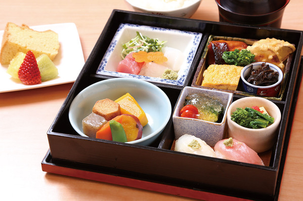 美食揃いの秋の味覚が盛り沢山！月替りの「松華堂弁当」は必食｜岡崎市「且座」