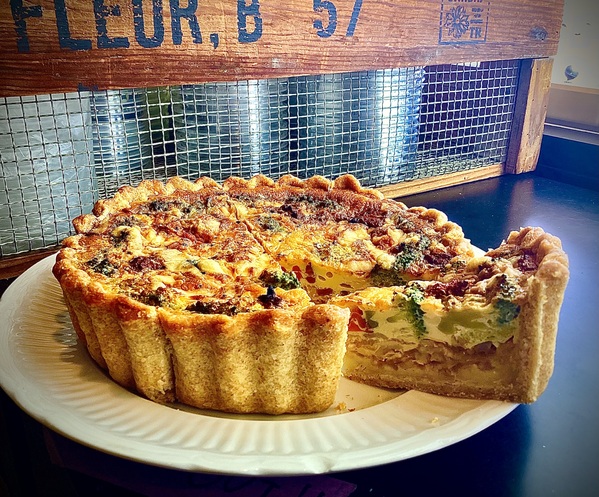 【キッシュ焼き上がり】『キッシュ＆サラダ』『サラデリ生ハムガレット』『きのことベ...