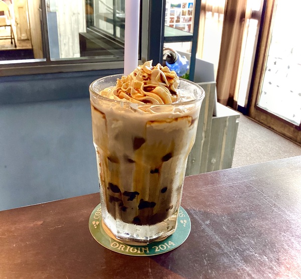 【秋に美味しいほうじ茶ミルク】お店で炊き上げる もちもちの黒糖タピオカが旨すぎる...