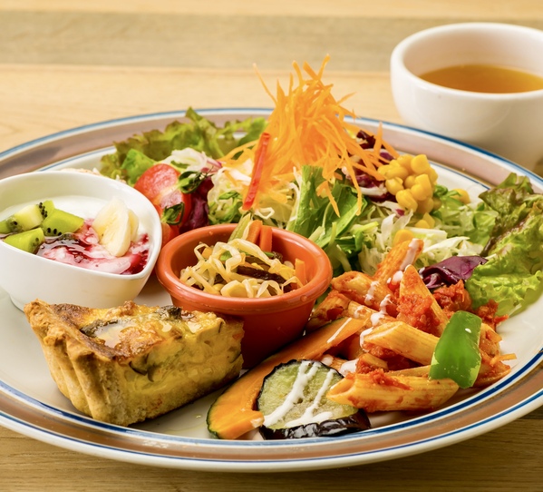 【本日の選べるランチ】『キッシュ＆サラダ』『サラデリ生ハムガレット』『きのこベー...