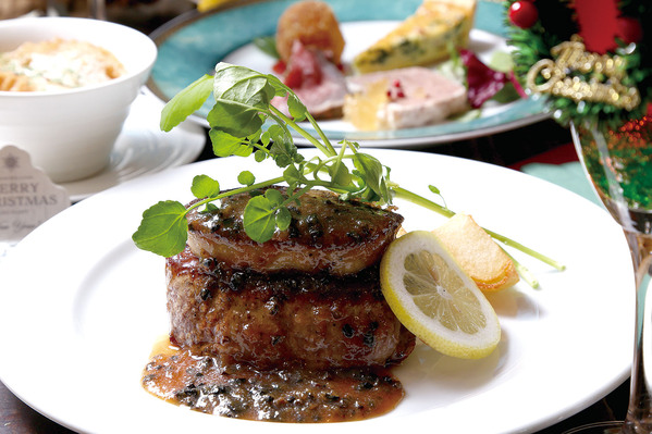 クリスマスムード漂う素敵な空間で、いつもとは違う特別な料理を楽しんで!!｜岡崎市...