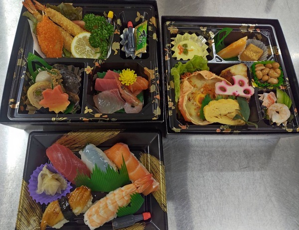 【お集まりの食事に】
── お弁当・仕出し承ります ──