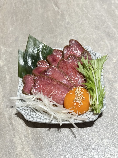 焼肉屋が作る牛タンの新メニュータン先のローストユッケのご紹介です！！