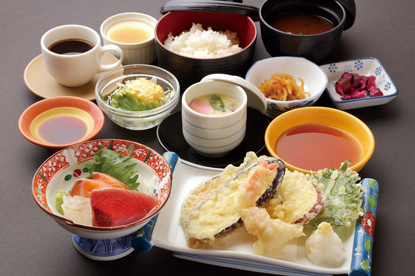 自慢のランチ定食で、天ぷらも刺身もお得に味わおう♪