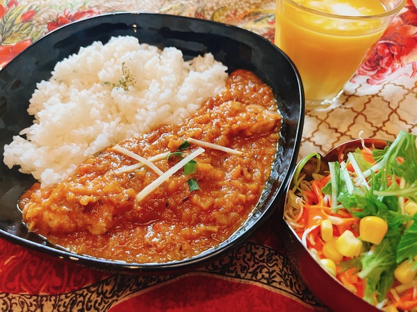 辛いのに止まらない！クセになる「スパイシーチキンカレー」｜ポカラ西尾店