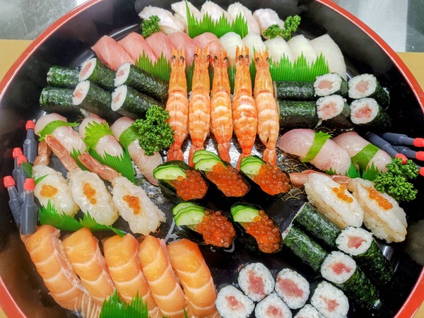 華やかな寿司盛り合わせのご案内