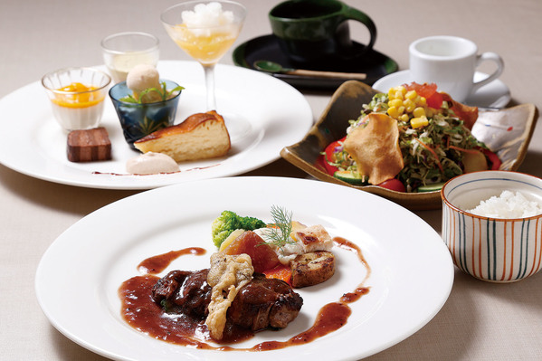 昼は隠れ家カフェ、夜は贅沢ディナーを堪能。五感で味わうひと時を
