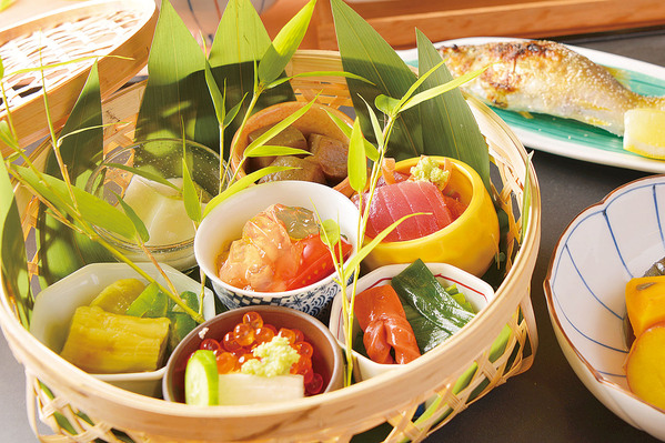 且座の季節を彩る特別メニュー。7月はアユや夏野菜を堪能